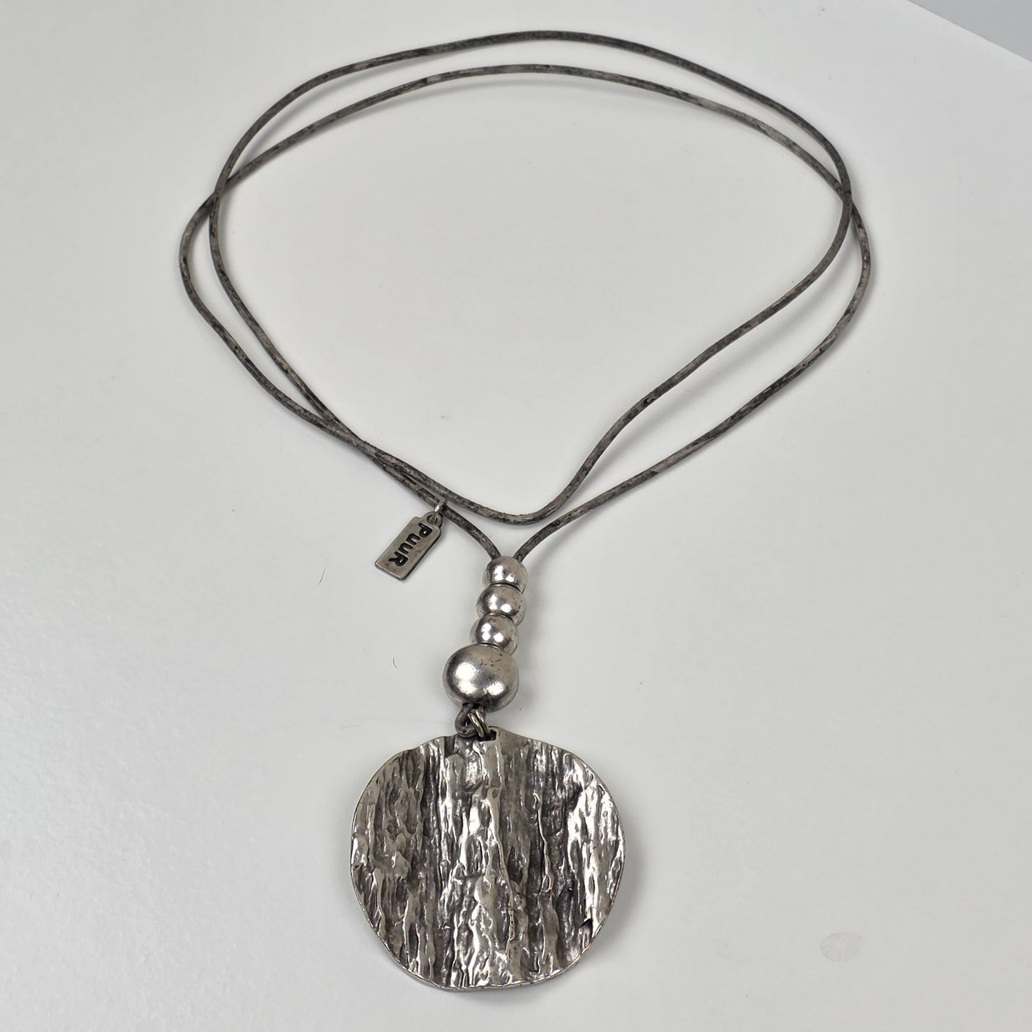 PUUR Grijs Koord Ketting – Grote Gehamerde Hanger