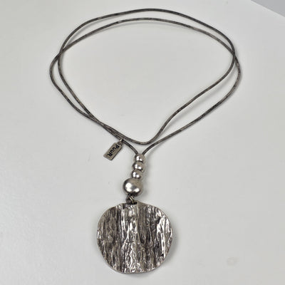 PUUR Grijs Koord Ketting – Grote Gehamerde Hanger