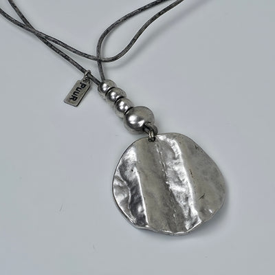 PUUR Grijs Koord Ketting – Grote Gehamerde Hanger
