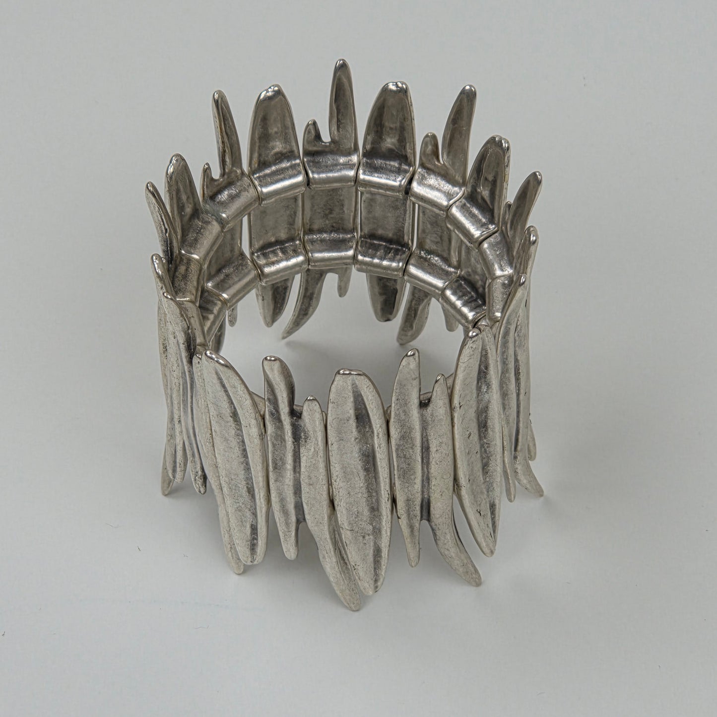 Hevi Brede Elastische Armband – Sculpturale Segmenten