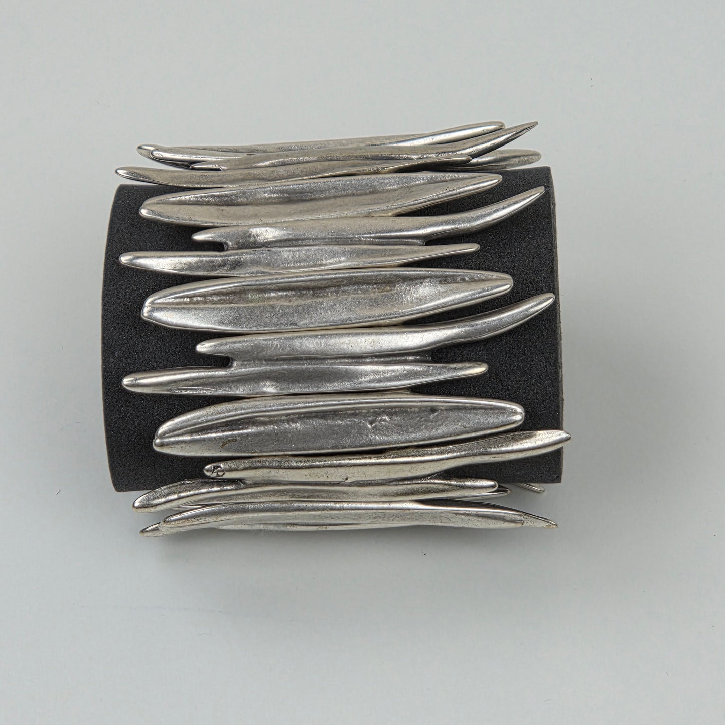 Hevi Brede Elastische Armband – Sculpturale Segmenten