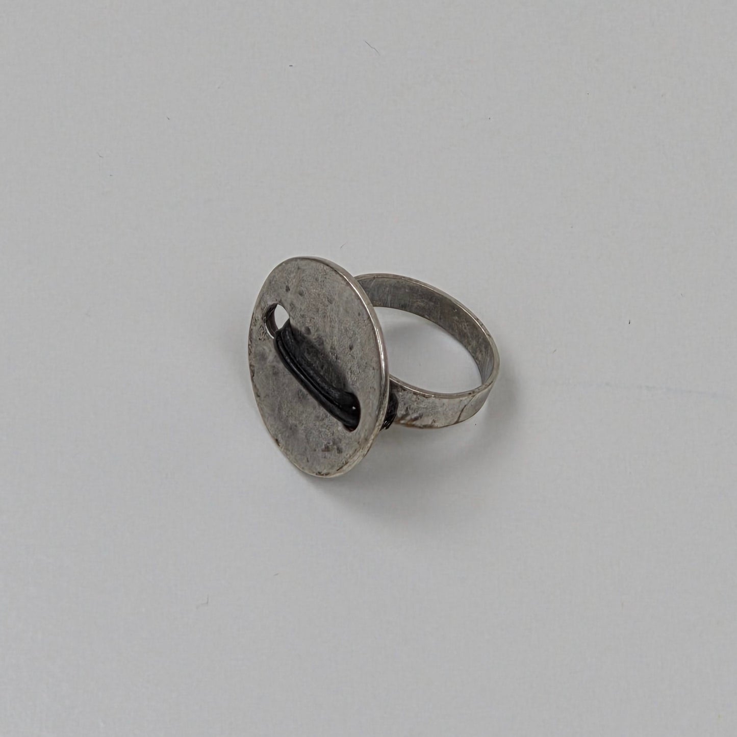 Hevi Button Ring