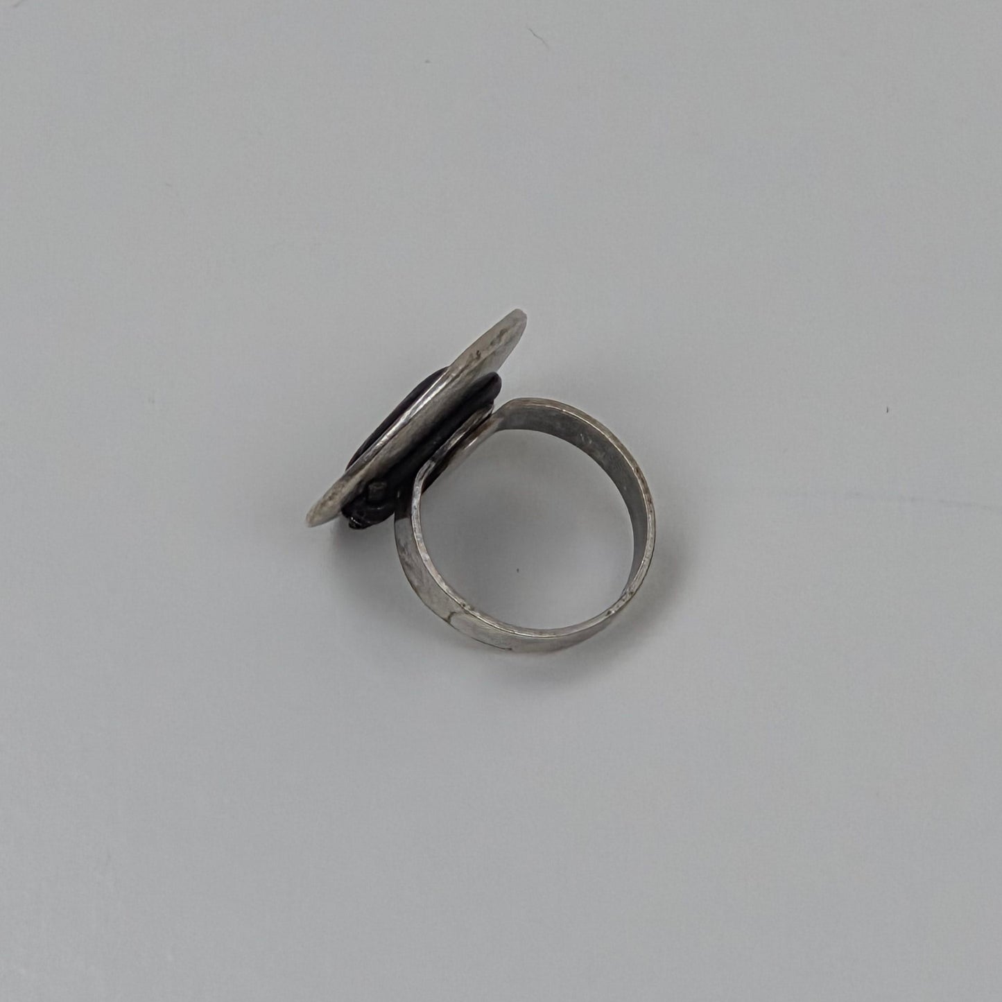 Hevi Button Ring