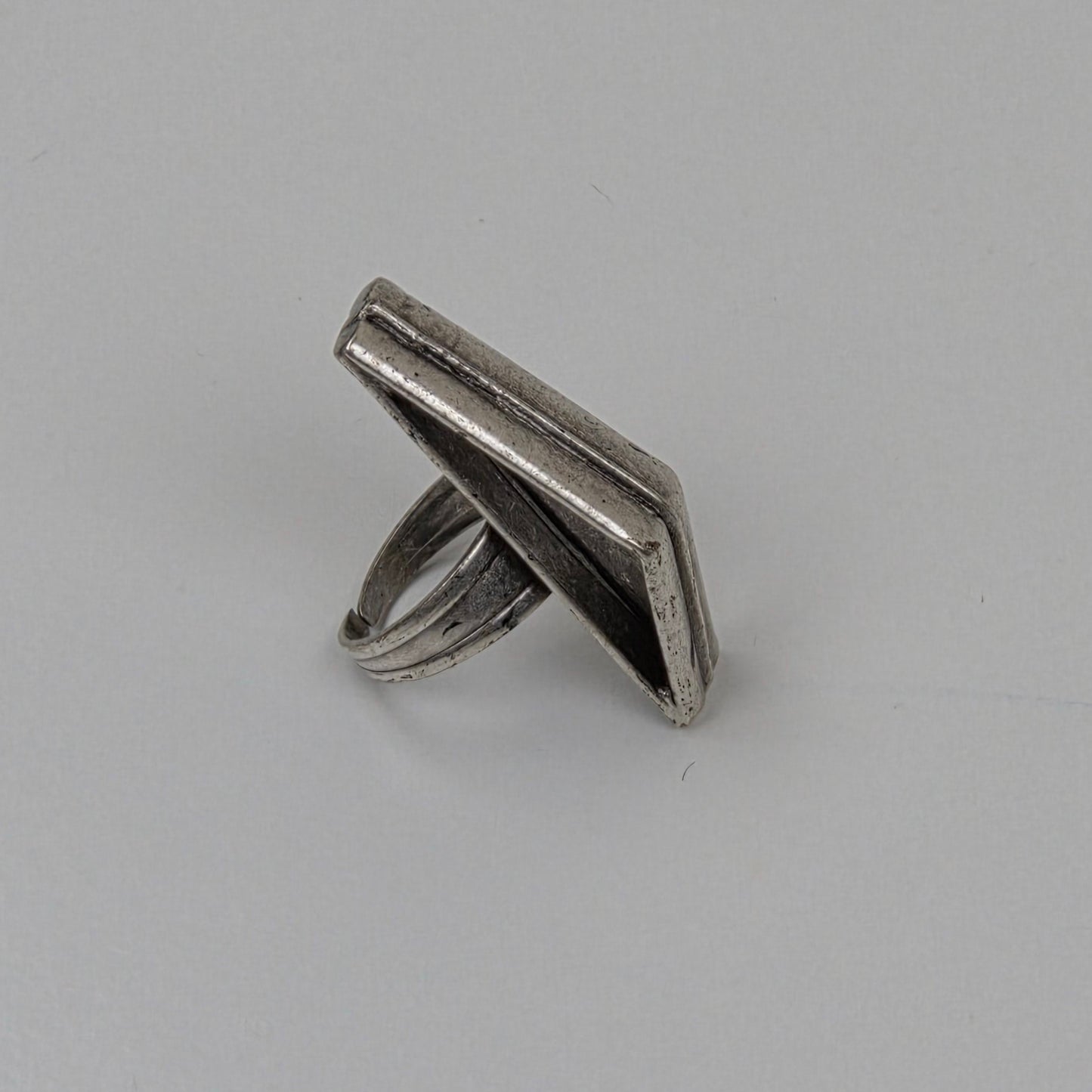 Hevi Geometric Frame Ring