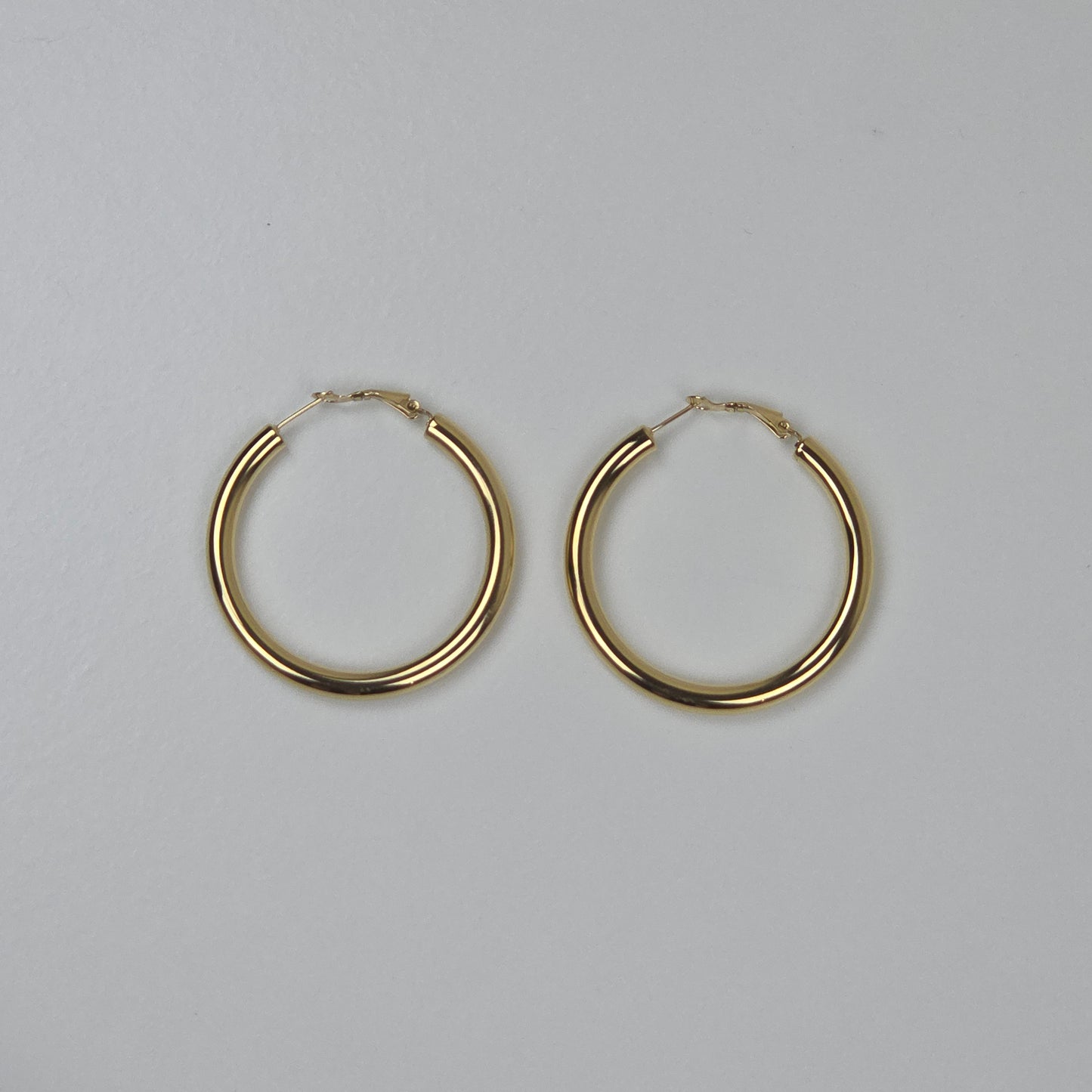 IM Classic Gold Hoop Earrings – Tijdloze Elegantie