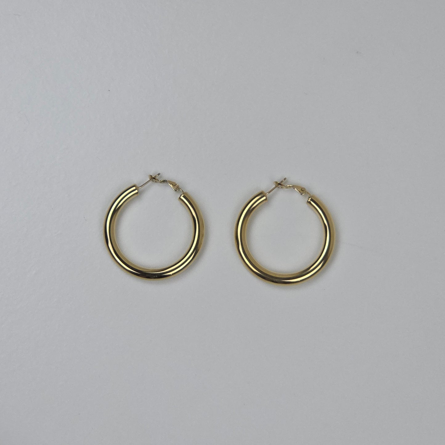 IM Classic Gold Hoop Earrings – Tijdloze Elegantie