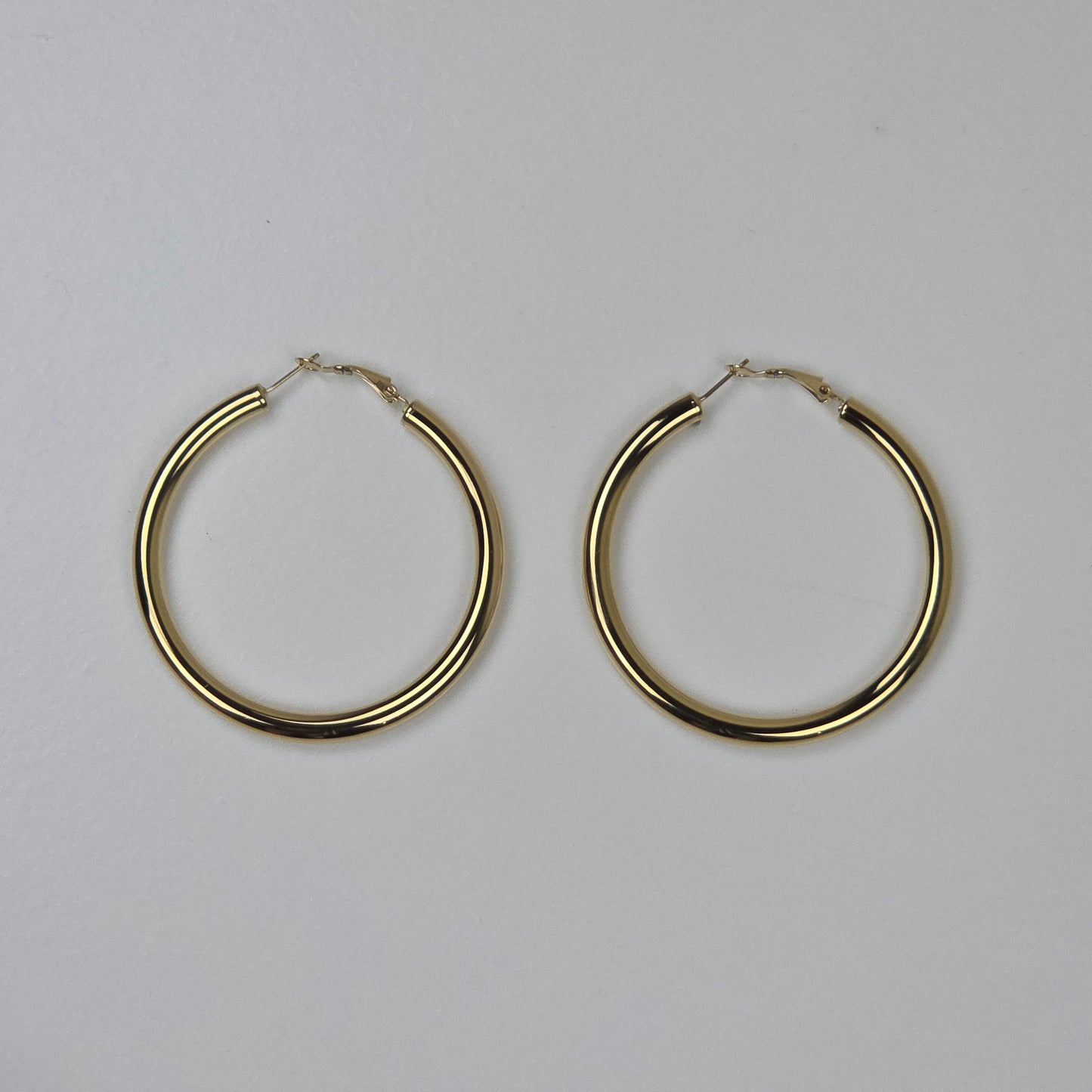 IM Classic Gold Hoop Earrings – Tijdloze Elegantie