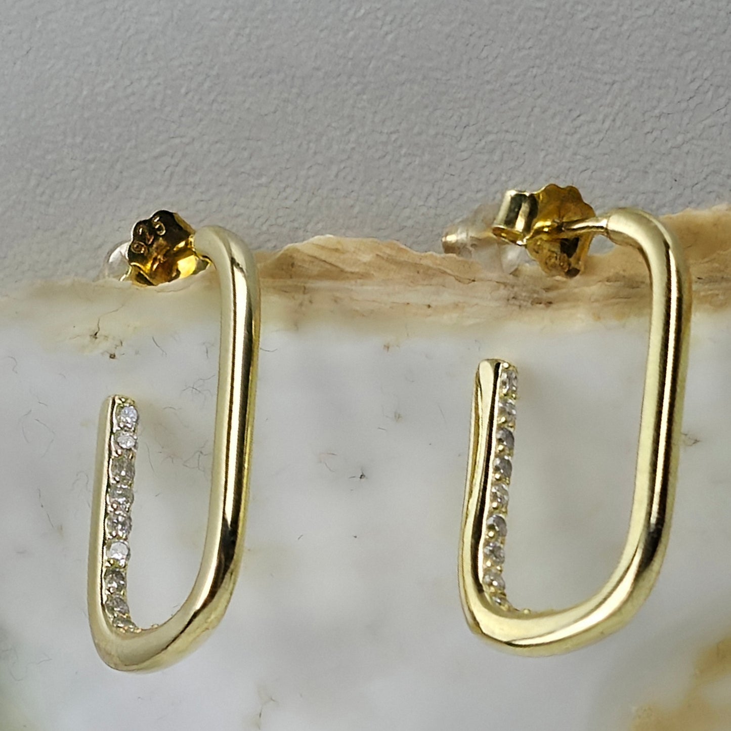 Goudkleurige U-Vormige Oorbellen met Strass
