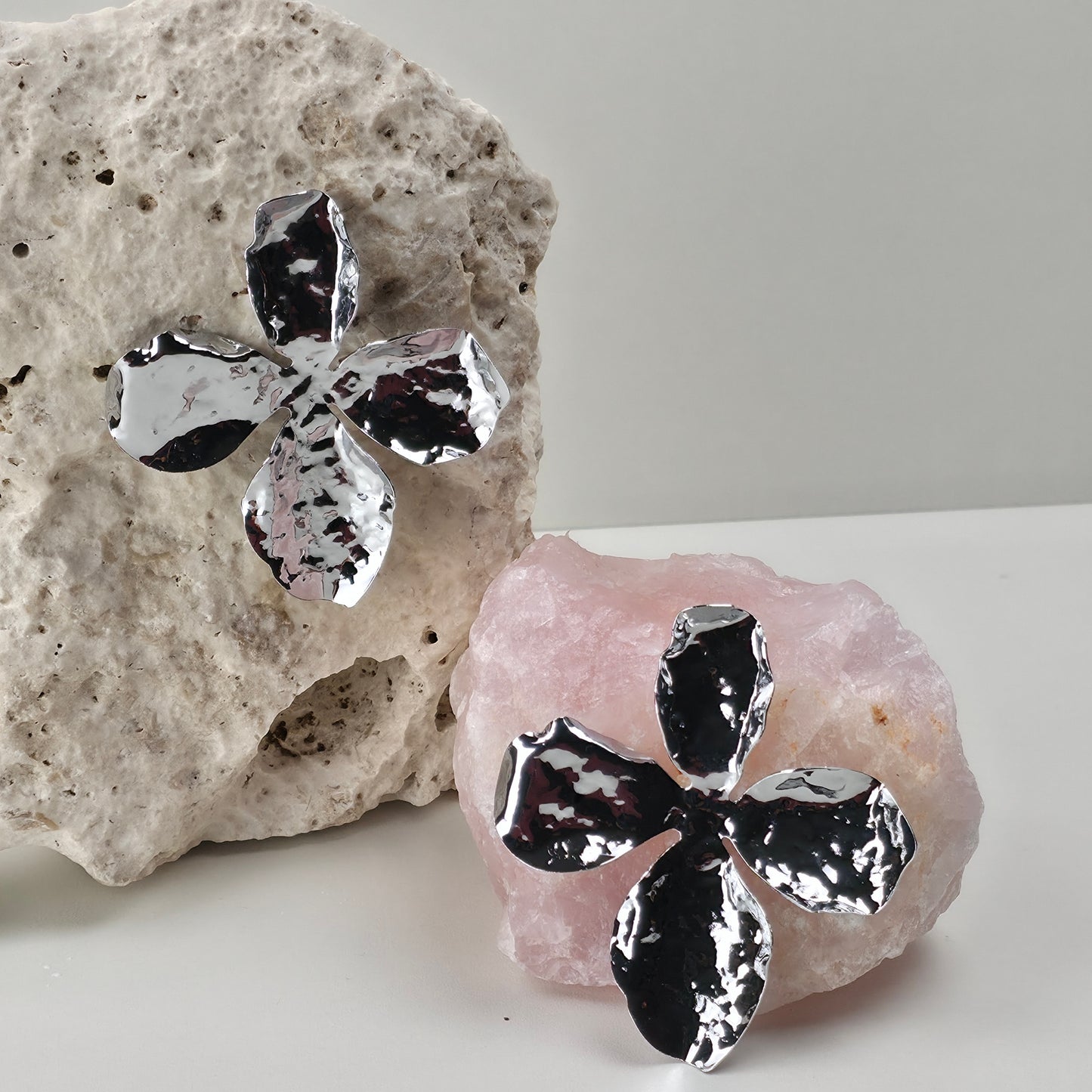 Zilverkleurige Bloem Oorbellen – Gehamerd Design