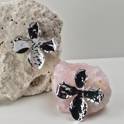 Zilverkleurige Bloem Oorbellen – Gehamerd Design