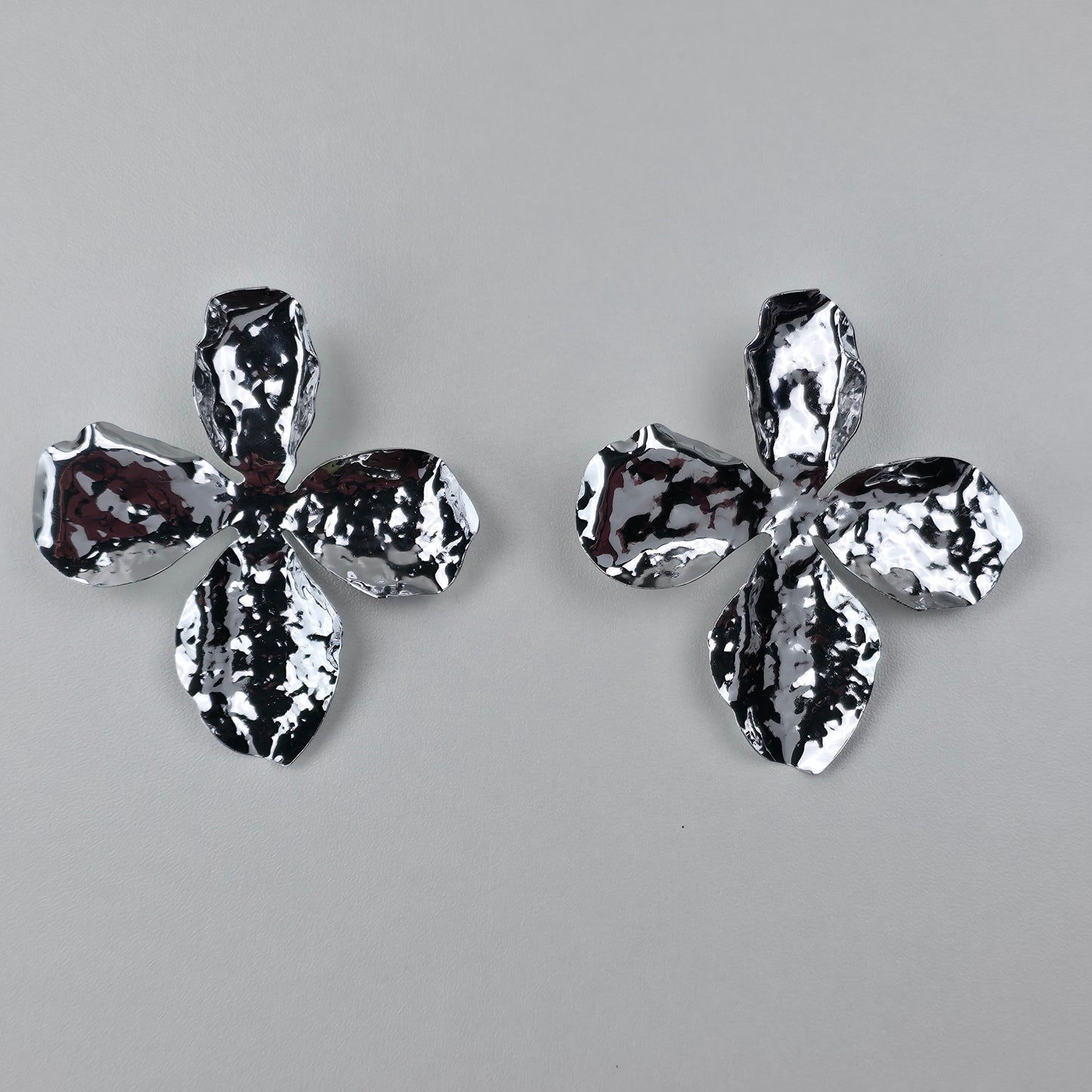 Zilverkleurige Bloem Oorbellen – Gehamerd Design