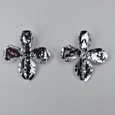 Zilverkleurige Bloem Oorbellen – Gehamerd Design