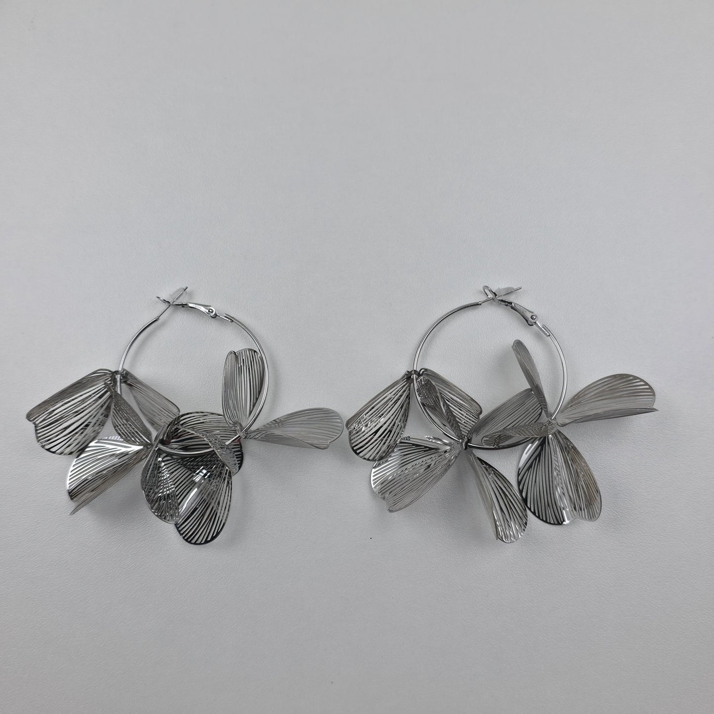 Zilverkleurige Hoops met Bloem Hangers – 7 cm
