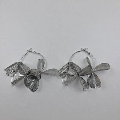 Zilverkleurige Hoops met Bloem Hangers – 7 cm