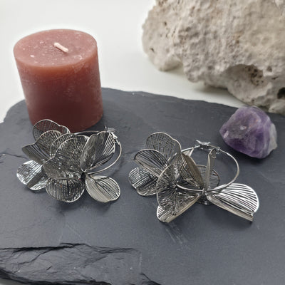 Zilverkleurige Hoops met Bloem Hangers – 7 cm