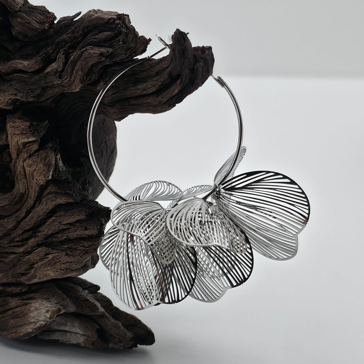Zilverkleurige Hoops met Bloem Hangers – 7 cm