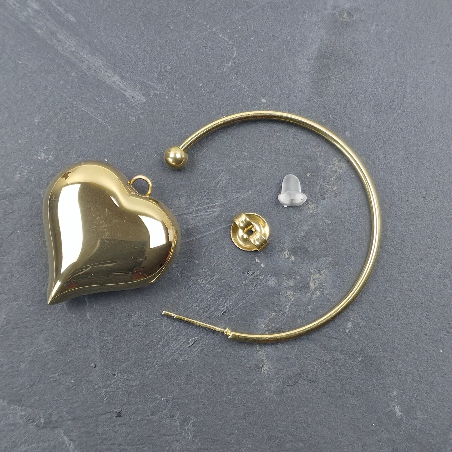 Goudkleurige Hoops met Hart Hangers – 6 cm
