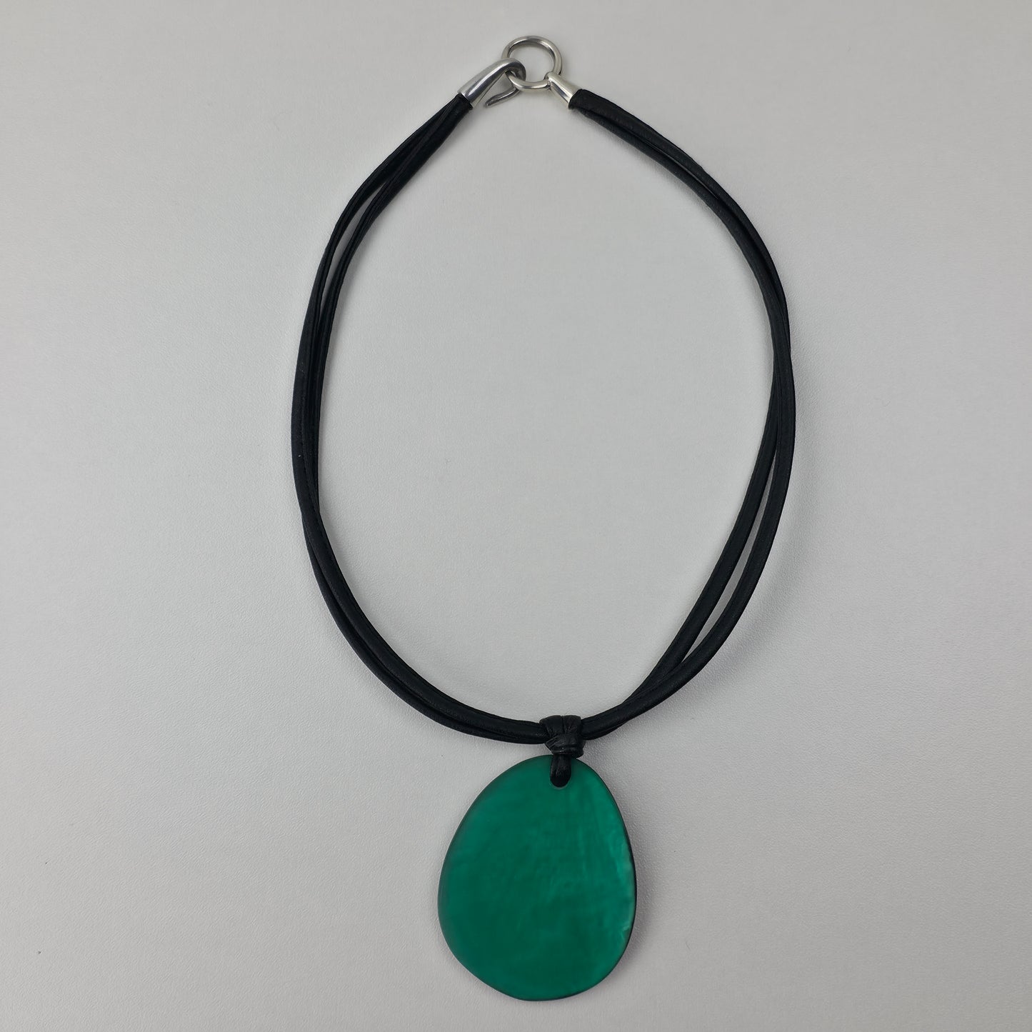 Zwart Leren Ketting met Groene Organische Hanger – 45 cm