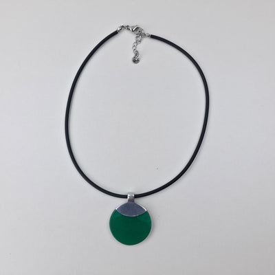 Handgemaakte Zwarte Ketting met Groene Hanger en Zilverkleurig Detail – 45 cm