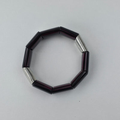 Handgemaakte Armband met Donkerrode Rechthoekige Schakels en Metalen Accenten