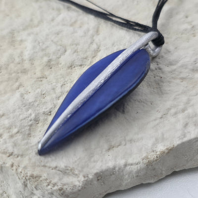 Handgemaakte Zwarte Ketting met Blauw Langwerpige Hanger – 50 cm