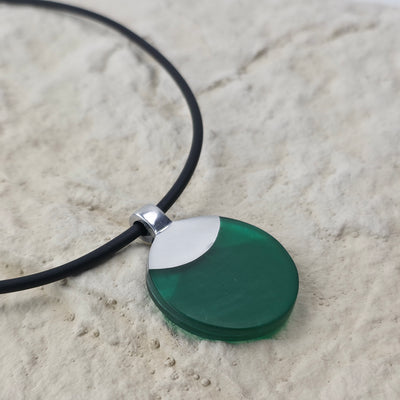 Handgemaakte Zwarte Ketting met Groene Hanger en Zilverkleurig Detail – 45 cm