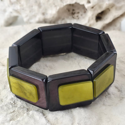 Handgemaakte Elastische Armband met Zwarte, Olijfkleurige en Paarse Schakels – Resin & Schelp