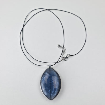 Handgemaakte Bladvormige Hanger Ketting – 80 cm (Donkerblauw met Bladstructuur)