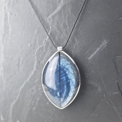 Handgemaakte Bladvormige Hanger Ketting – 80 cm (Donkerblauw met Bladstructuur)