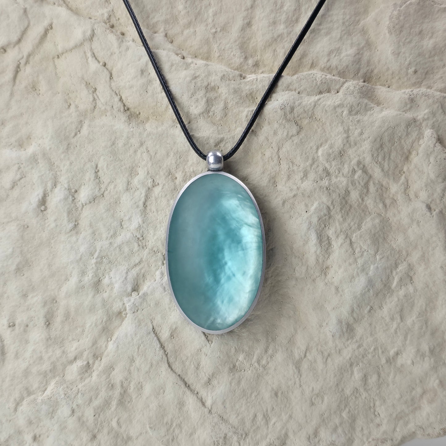 Handgemaakte Ovale Hanger Ketting – 75 cm (Lichtblauw & Diepblauw Dubbelzijdig)