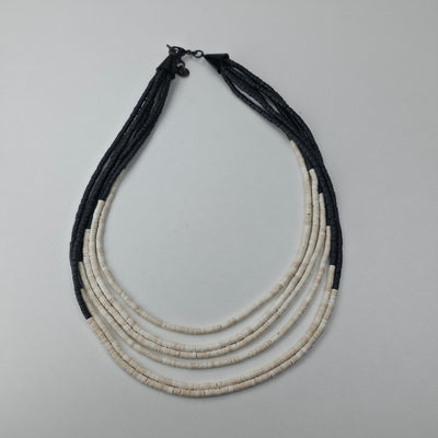 Handgemaakte Zwart-Witte Ketting van Schelp en Hars – 45 cm