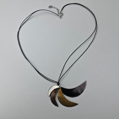 Handgemaakte Ketting met Meerkleurige Gebogen Hangers (45 cm)