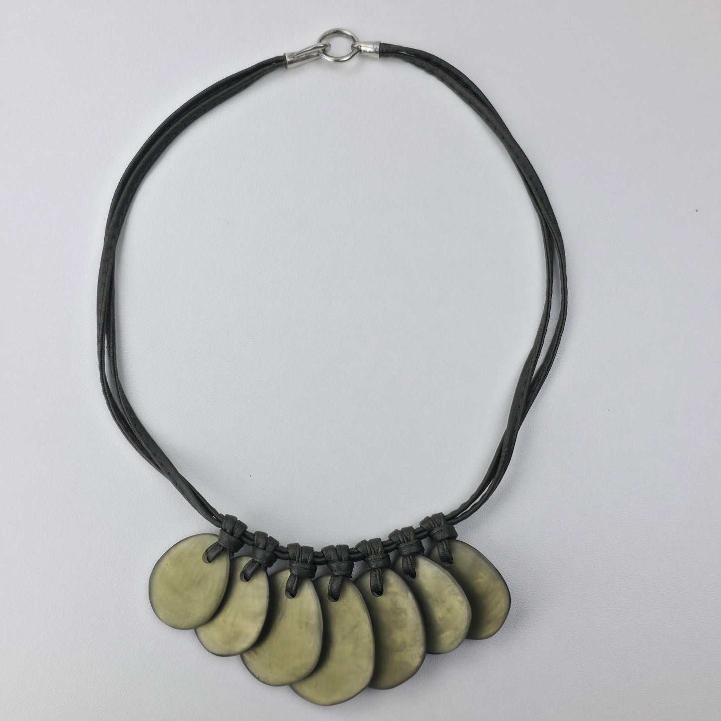 Handgemaakte Ketting met Ovale Schelphangers – Olijfgroen Tint (45 cm)