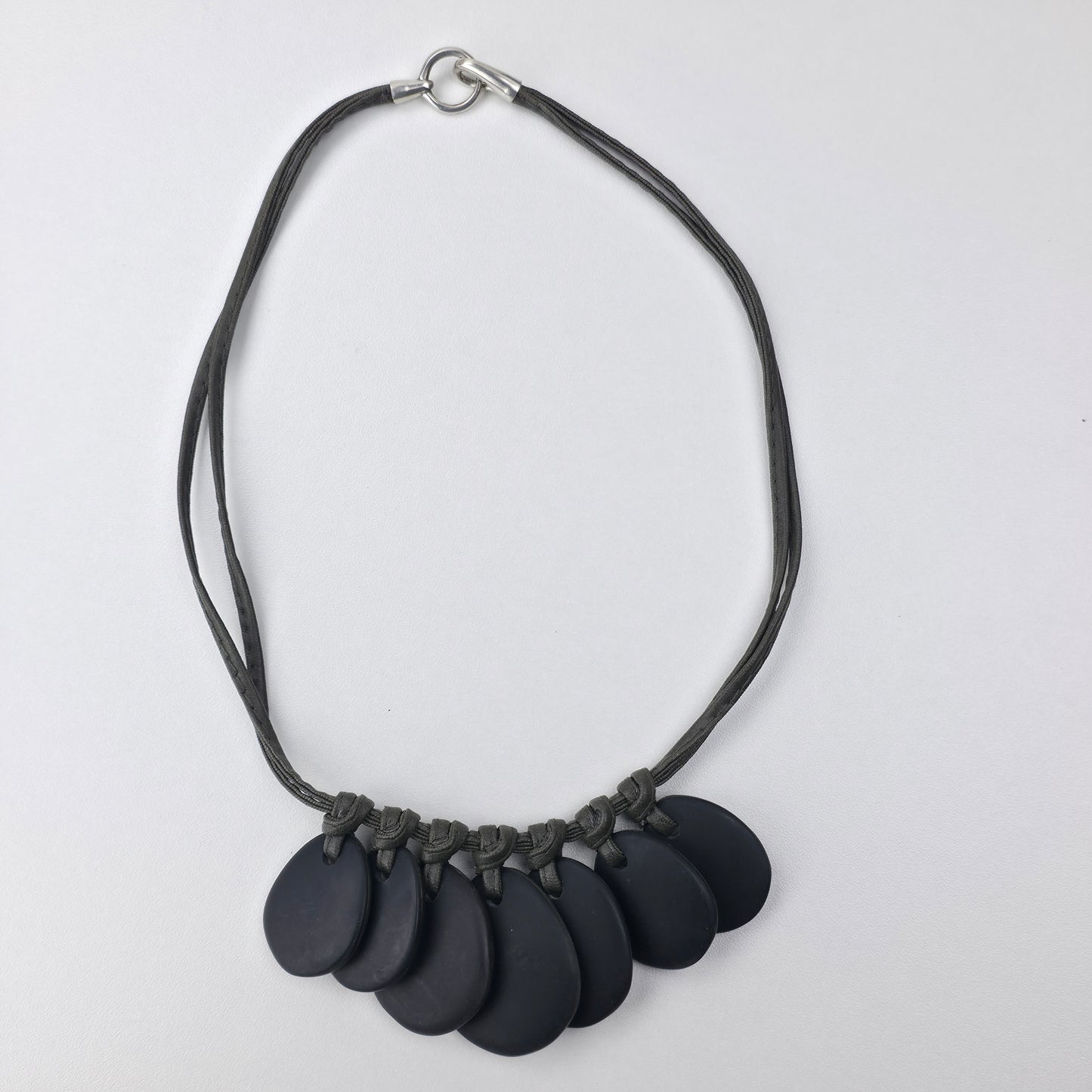 Handgemaakte Ketting met Ovale Schelphangers – Olijfgroen Tint (45 cm)