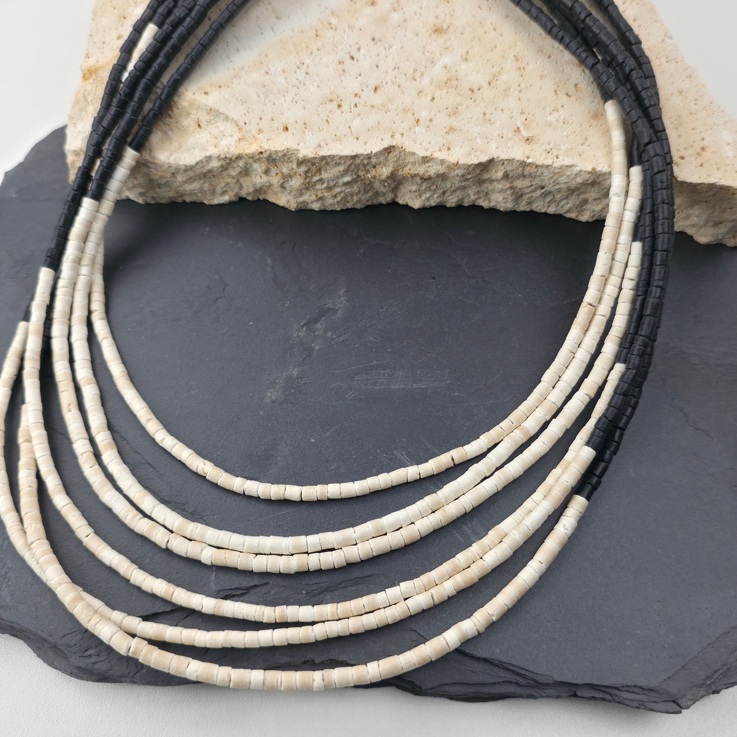 Handgemaakte Zwart-Witte Ketting van Schelp en Hars – 45 cm