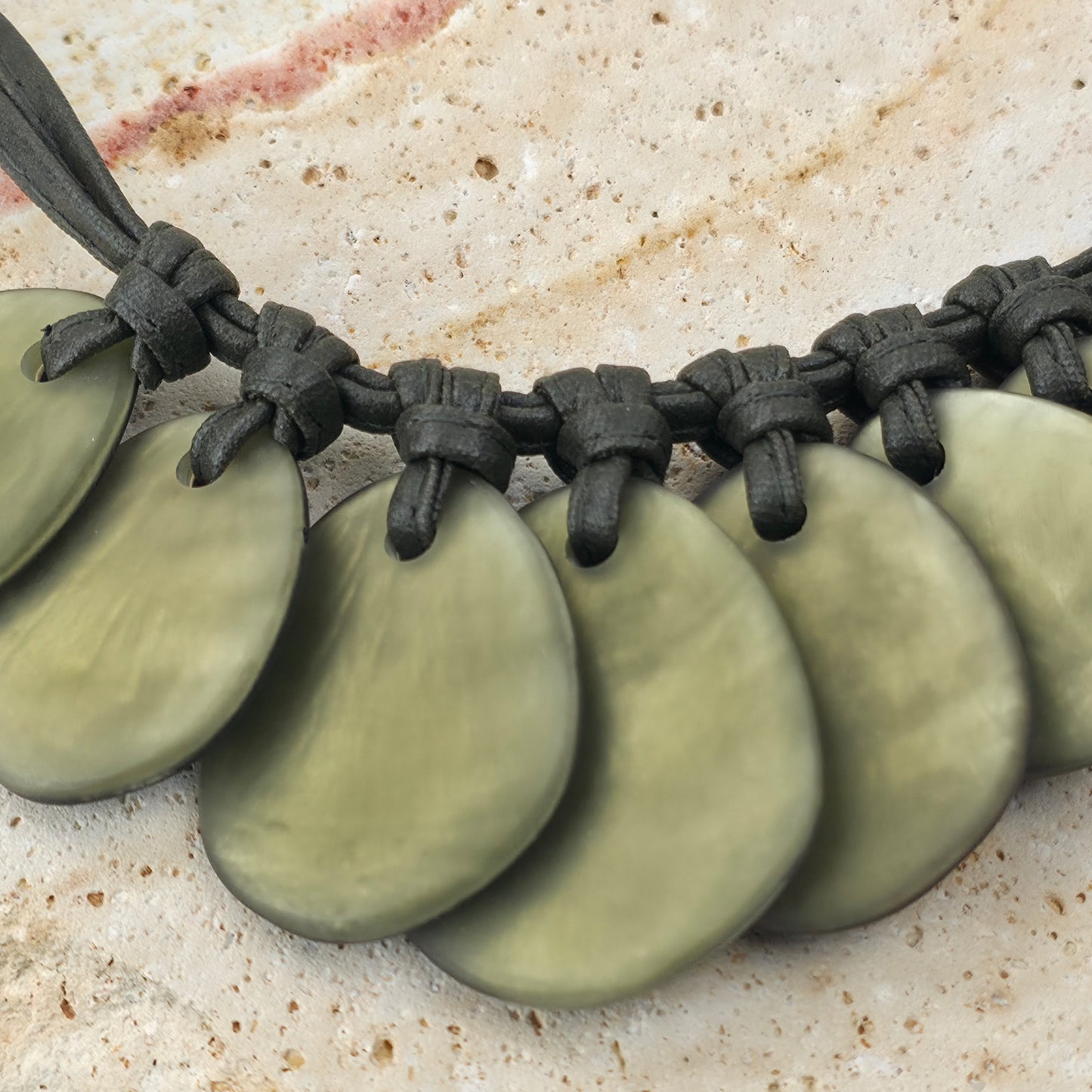 Handgemaakte Ketting met Ovale Schelphangers – Olijfgroen Tint (45 cm)