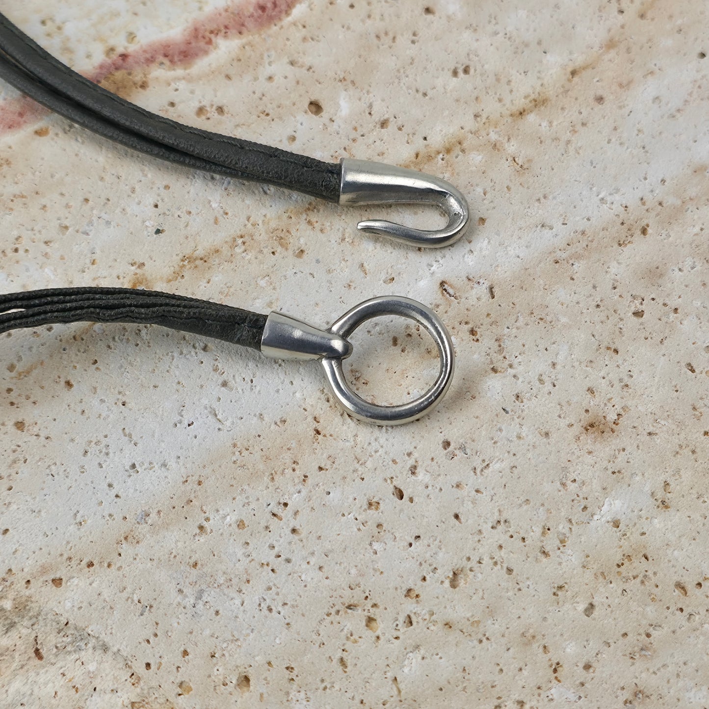 Handgemaakte Ketting met Ovale Schelphangers – Olijfgroen Tint (45 cm)