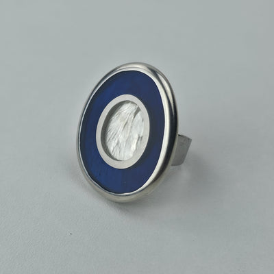 Handgemaakte ring met oceaanblauw en parelmoer accenten