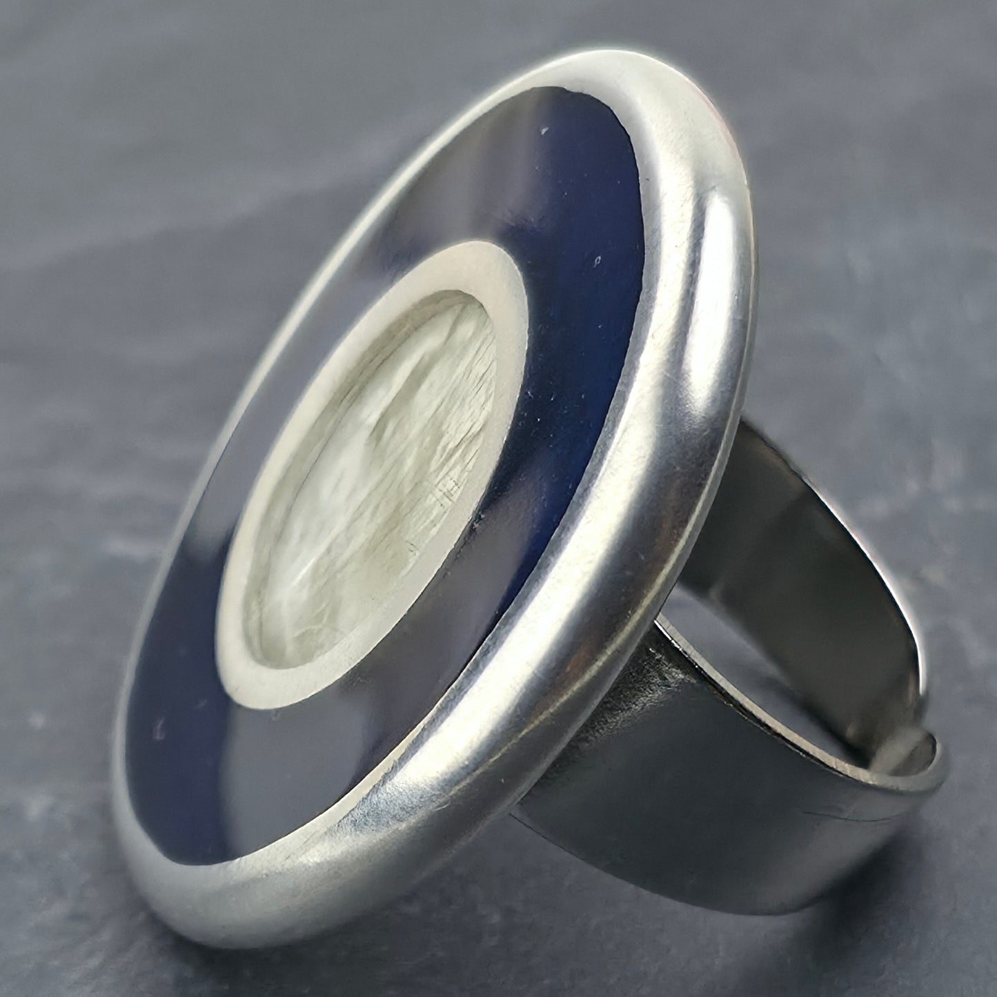 Handgemaakte ring met oceaanblauw en parelmoer accenten