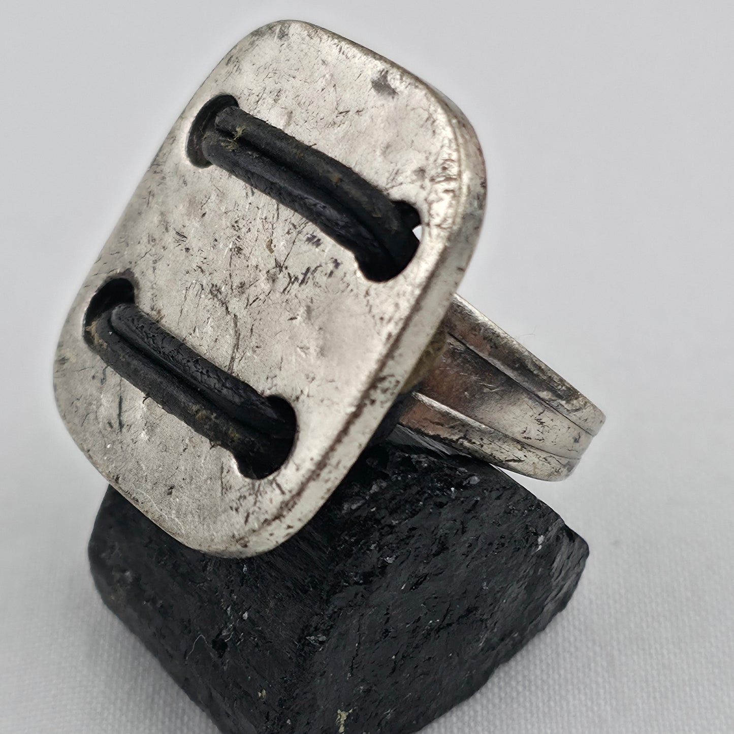 Handgemaakte Vierkante Ring met Zwarte Lederen Details