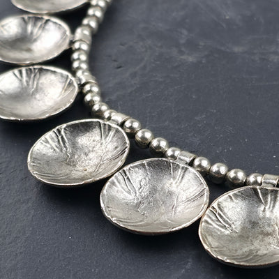 Handgemaakte Zilverkleurige Halsketting met Komvormige Hangers