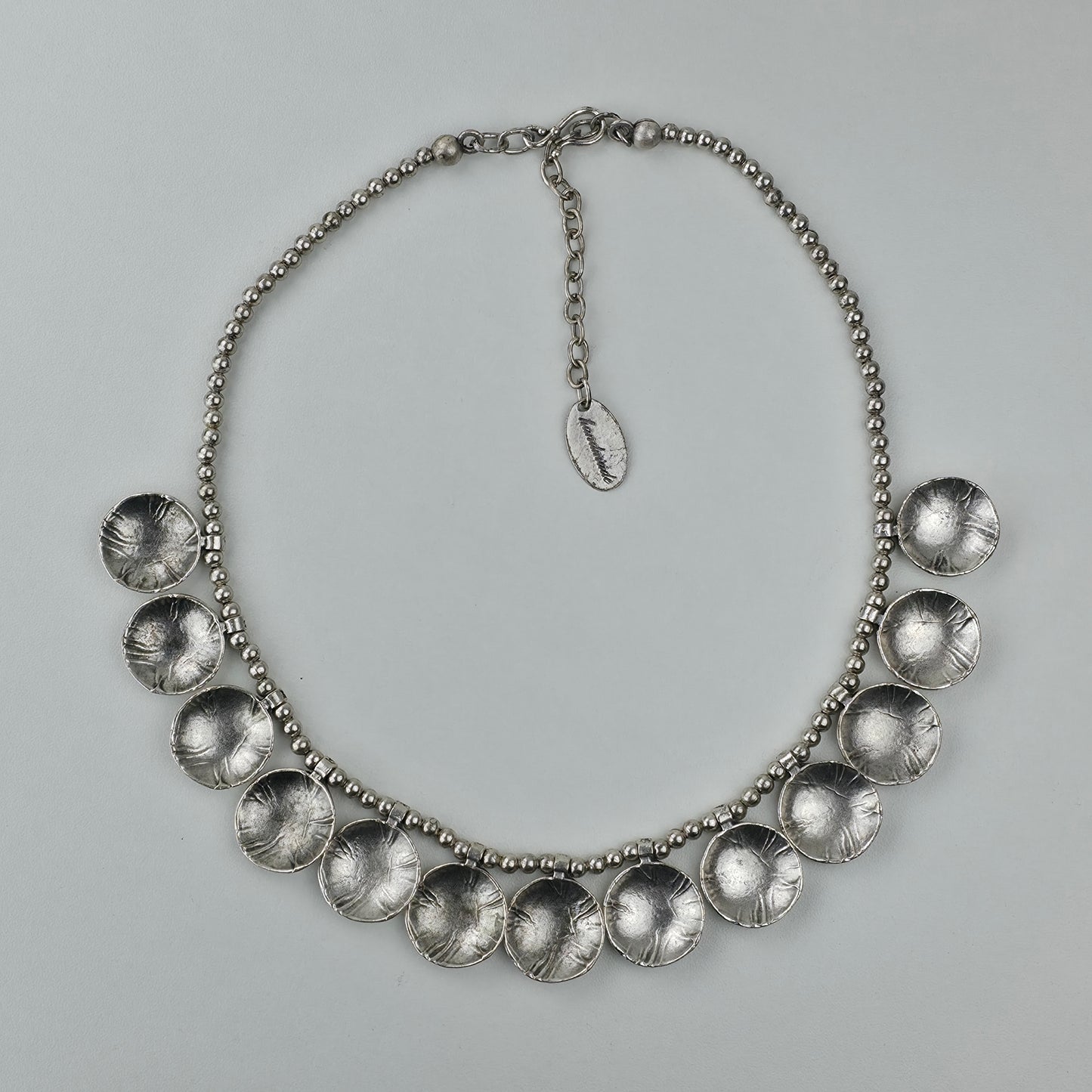 Handgemaakte Zilverkleurige Halsketting met Komvormige Hangers