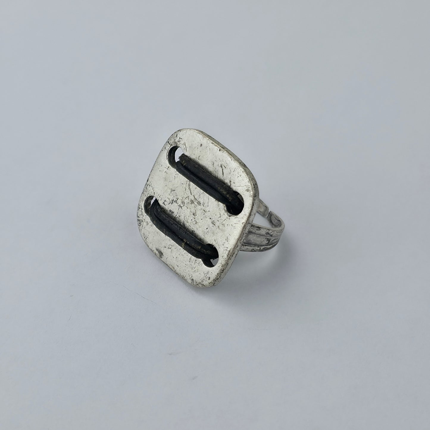 Handgemaakte Vierkante Ring met Zwarte Lederen Details