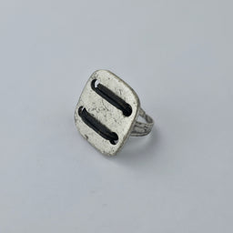 Handgemaakte Vierkante Ring met Zwarte Lederen Details